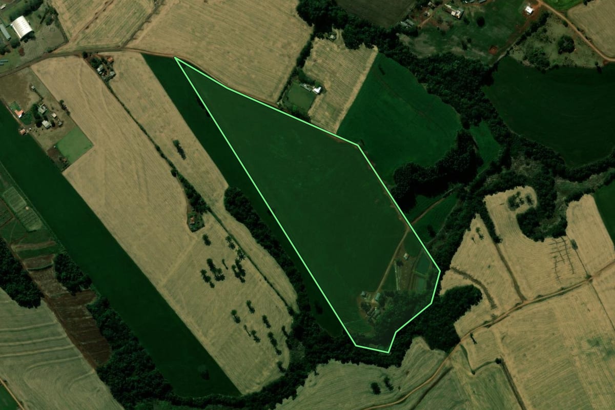 Imagem de satélite do imóvel rural em Ivaiporã (PR), com o contorno declarado no CAR desenhado por cima.