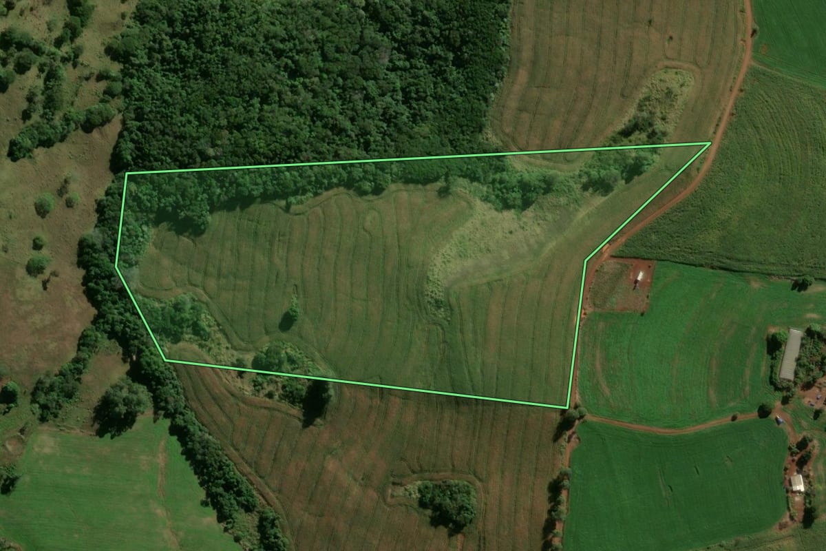 Imagem de satélite do imóvel rural em Ivaiporã (PR), com o contorno declarado no CAR desenhado por cima.