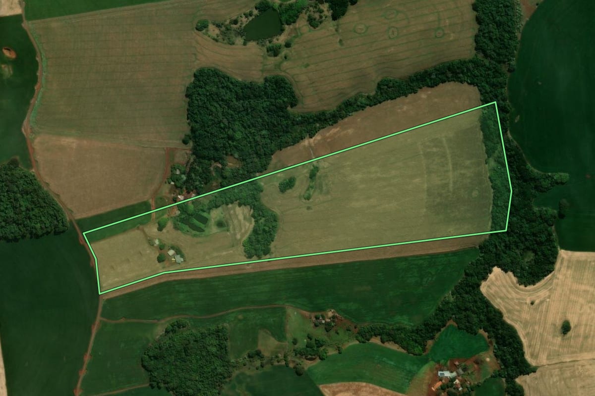Imagem de satélite do imóvel rural em Ivaiporã (PR), com o contorno declarado no CAR desenhado por cima.