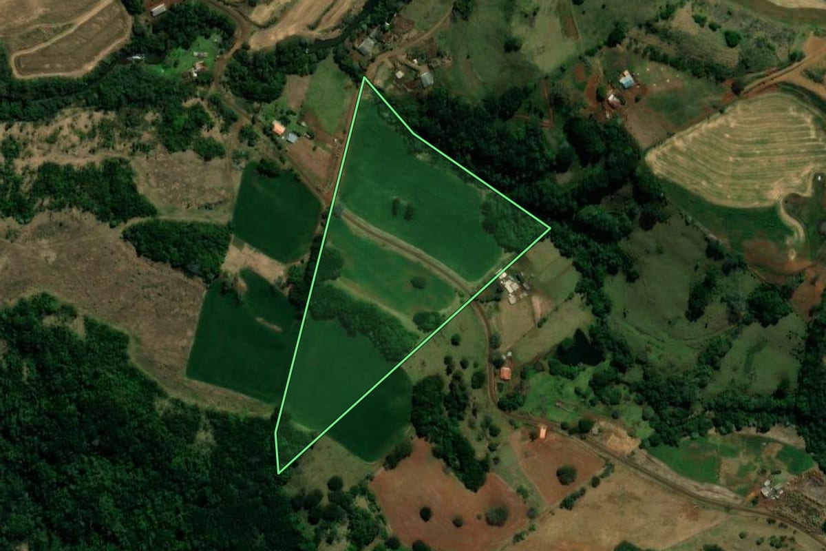 Imagem de satélite do imóvel rural em Ivaiporã (PR), com o contorno declarado no CAR desenhado por cima.