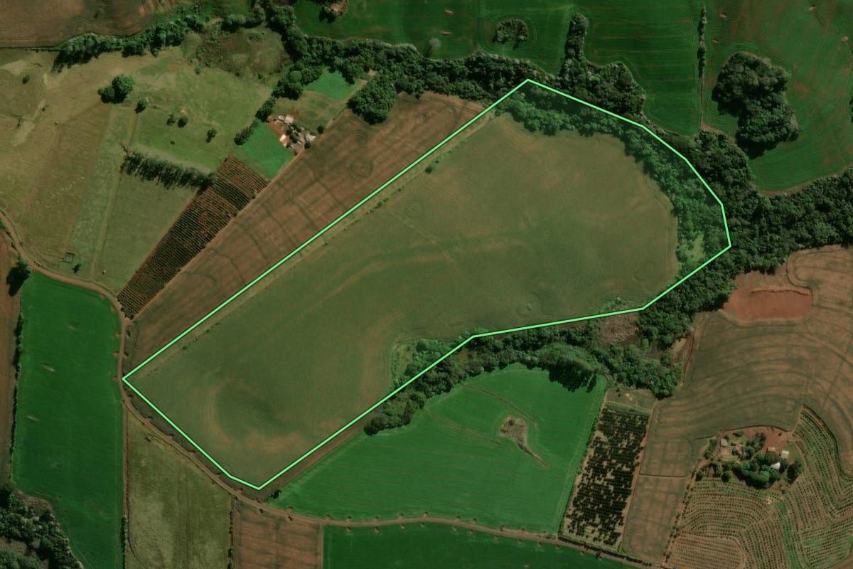 Imagem de satélite do imóvel rural em Ivaiporã (PR), com o contorno declarado no CAR desenhado por cima.