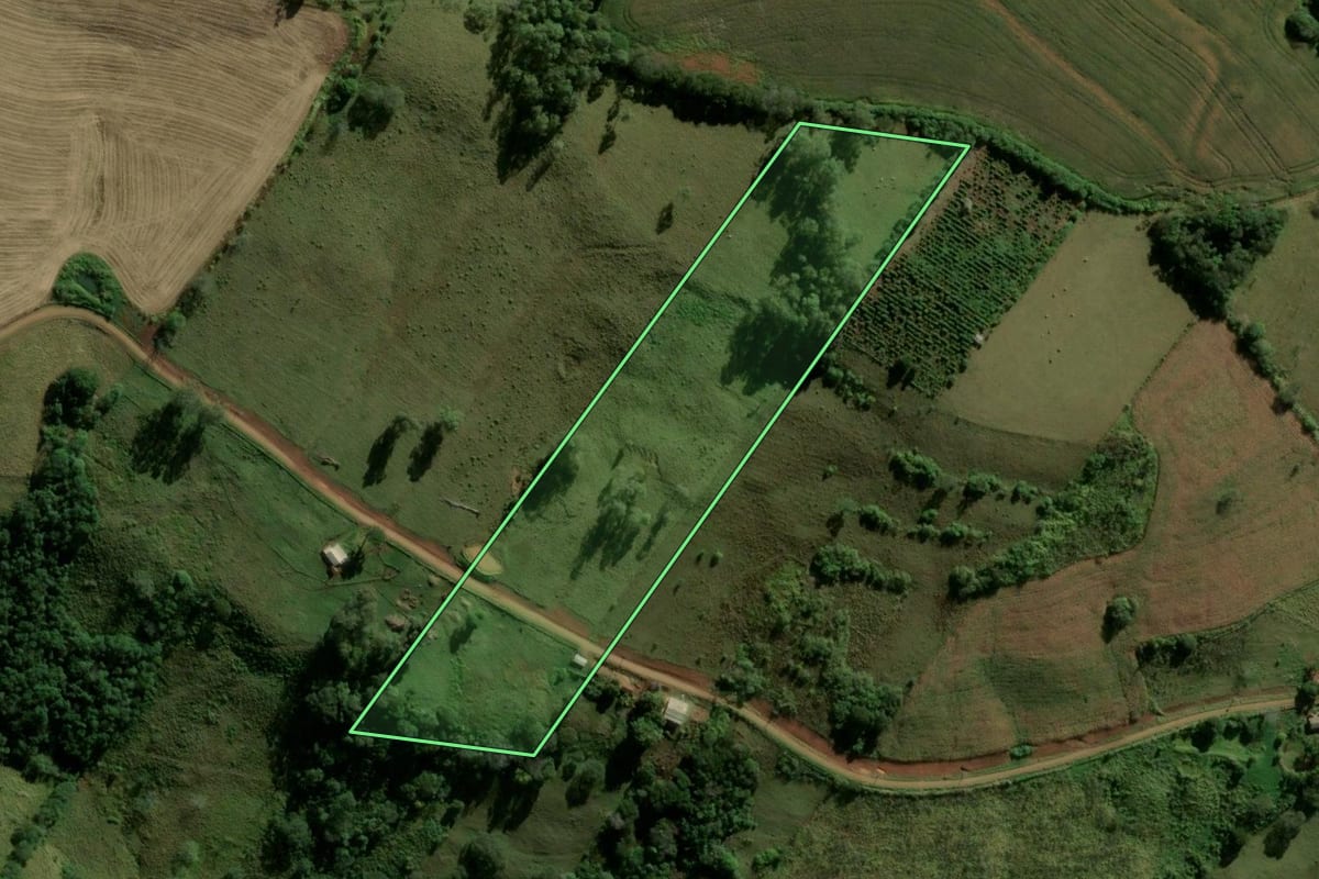 Imagem de satélite do imóvel rural em Ivaiporã (PR), com o contorno declarado no CAR desenhado por cima.