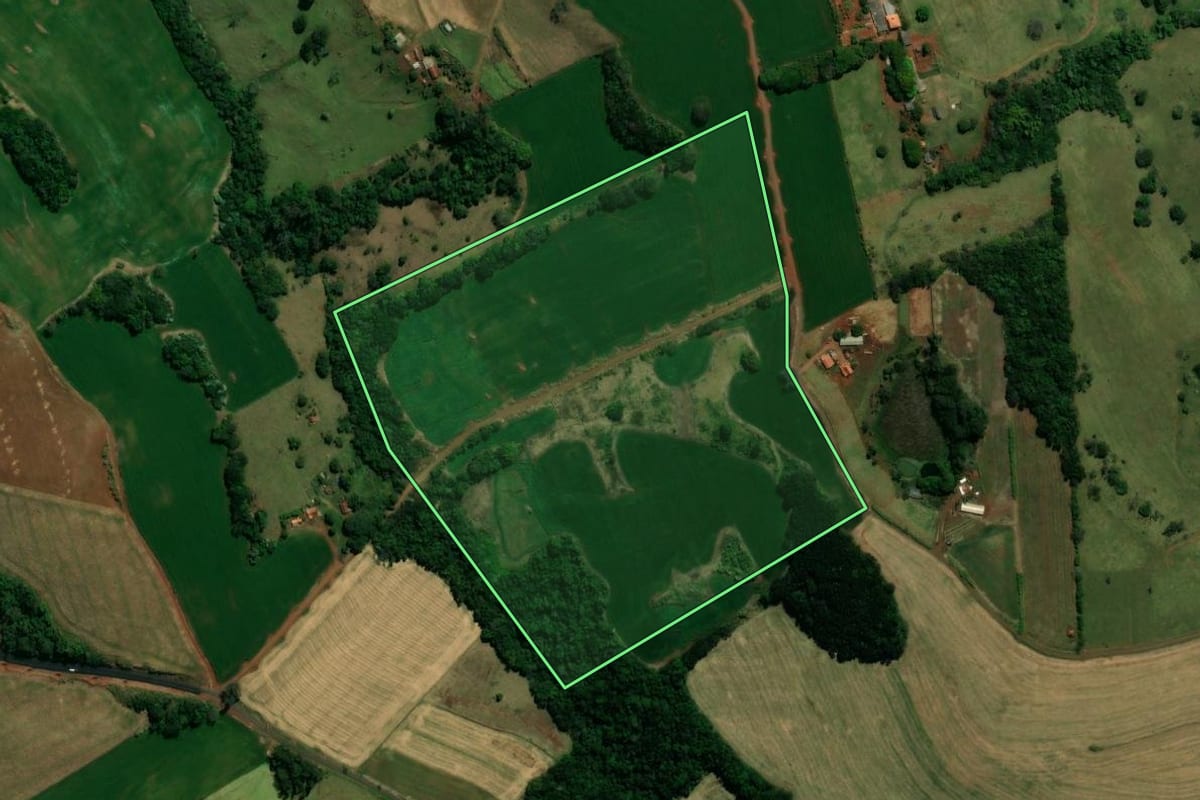 Imagem de satélite do imóvel rural em Ivaiporã (PR), com o contorno declarado no CAR desenhado por cima.