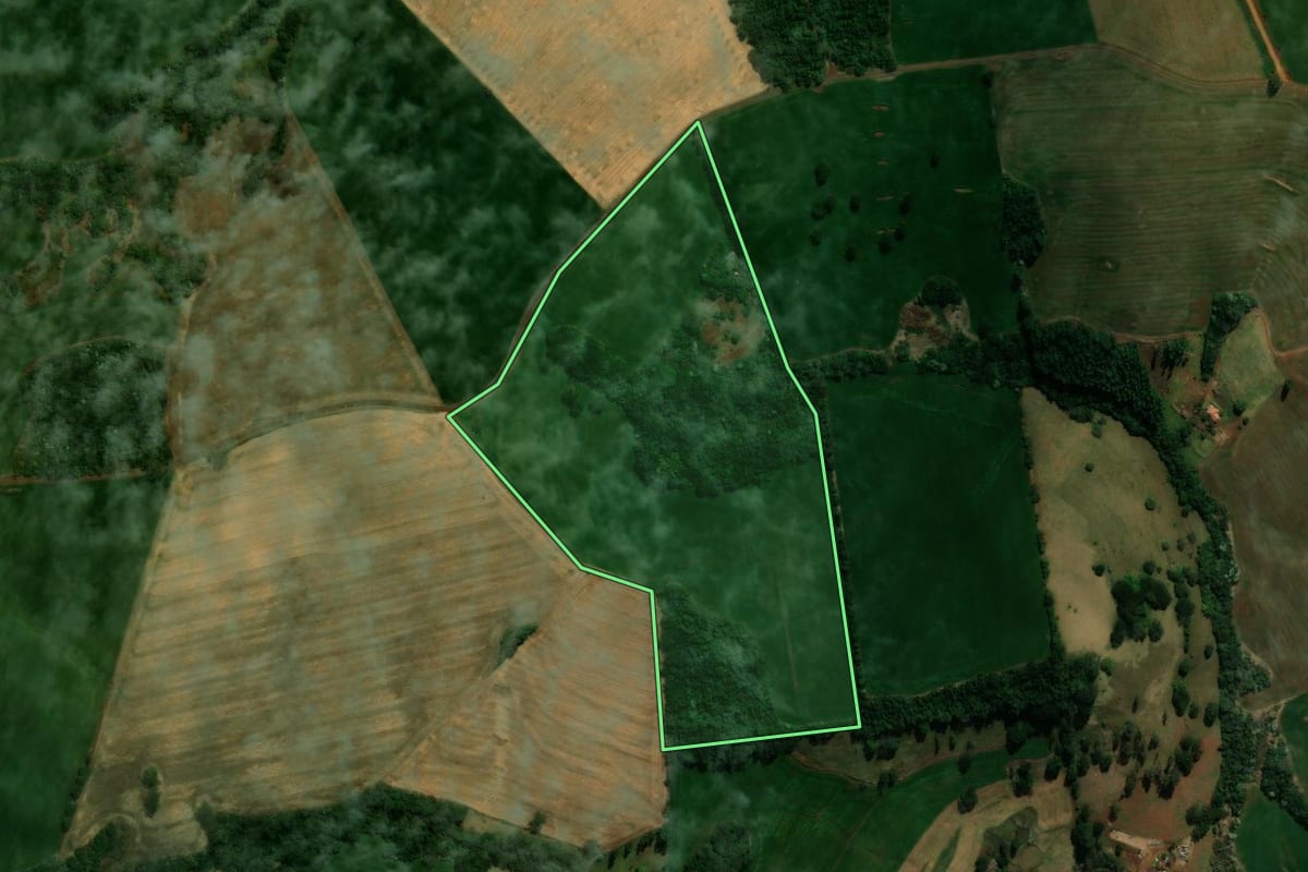 Imagem de satélite do imóvel rural em Ivaiporã (PR), com o contorno declarado no CAR desenhado por cima.
