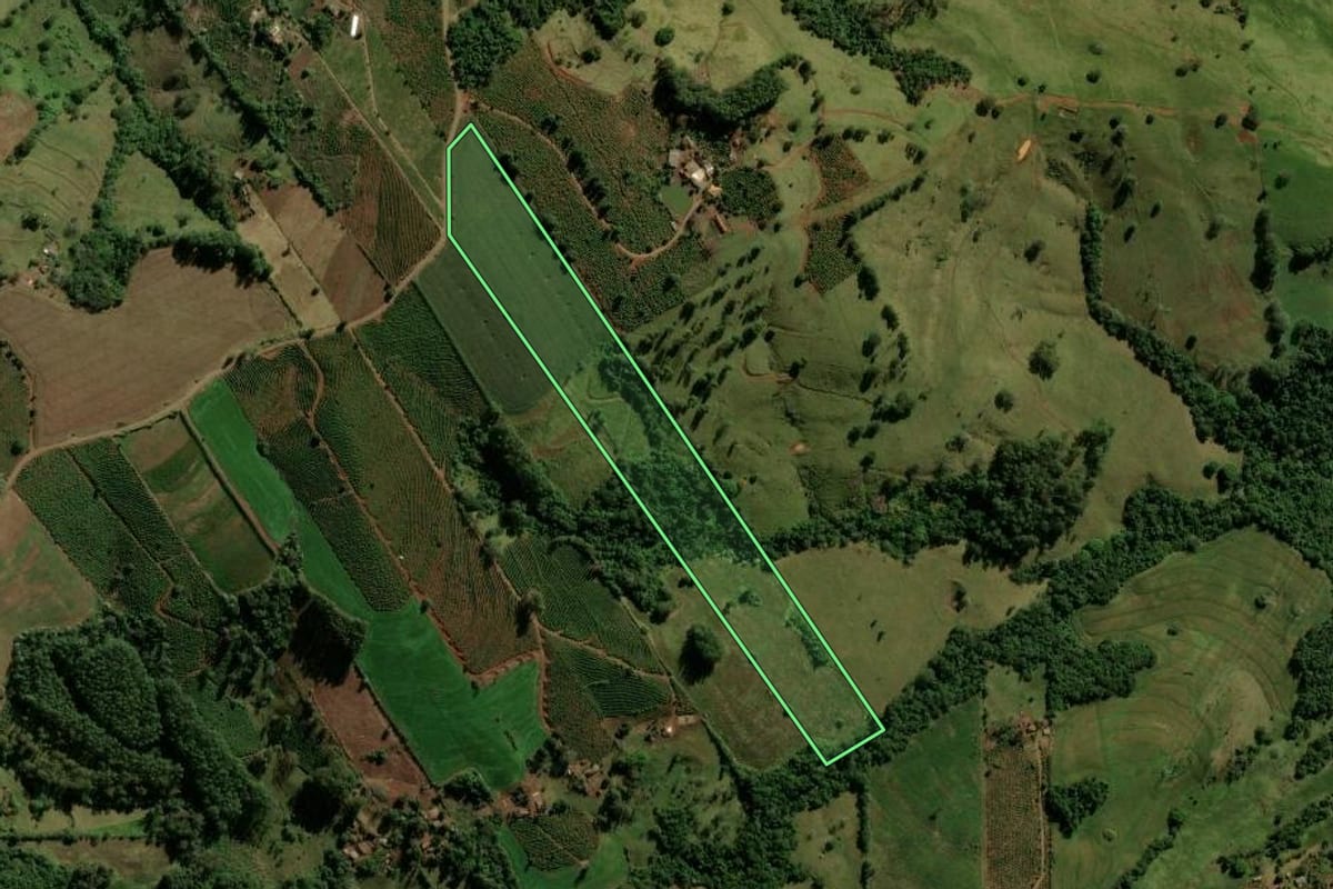 Imagem de satélite do imóvel rural em Ivaiporã (PR), com o contorno declarado no CAR desenhado por cima.