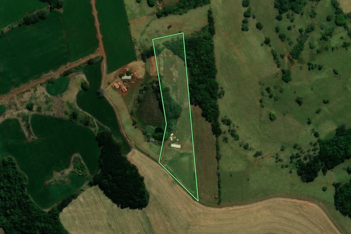 Imagem de satélite do imóvel rural em Ivaiporã (PR), com o contorno declarado no CAR desenhado por cima.