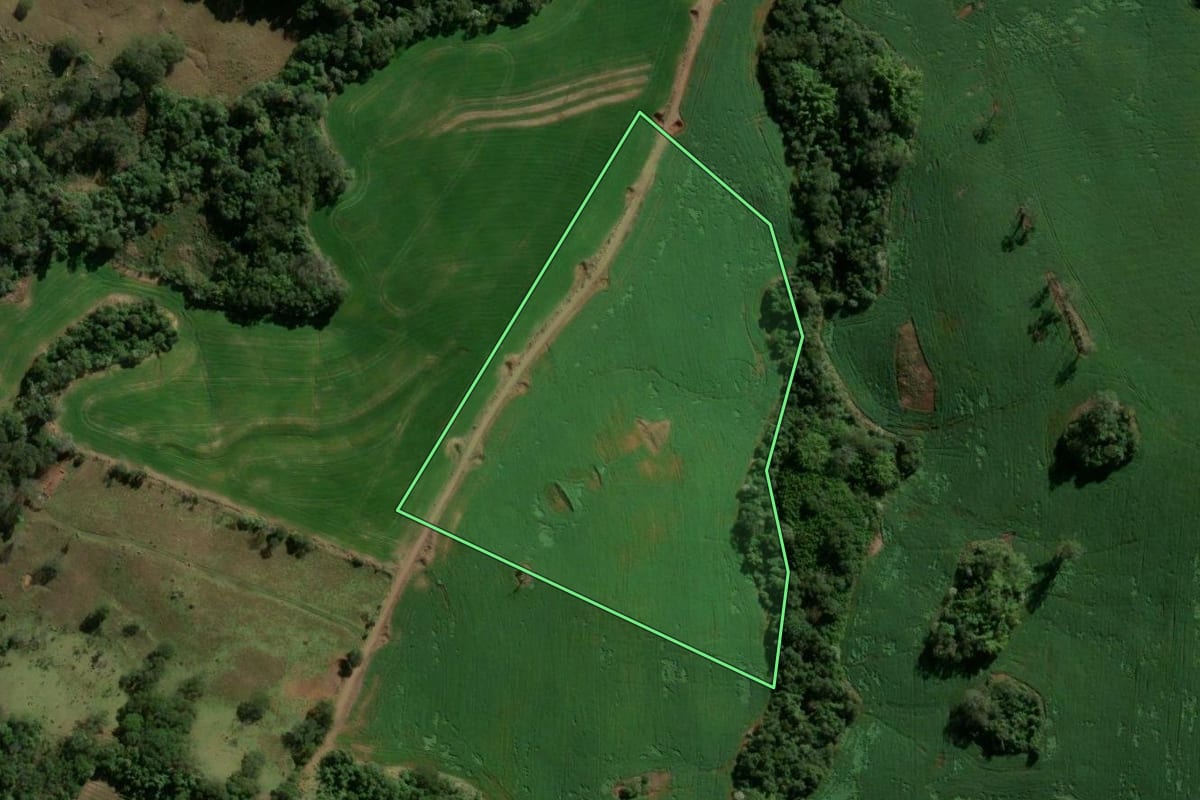 Imagem de satélite do imóvel rural em Ivaiporã (PR), com o contorno declarado no CAR desenhado por cima.