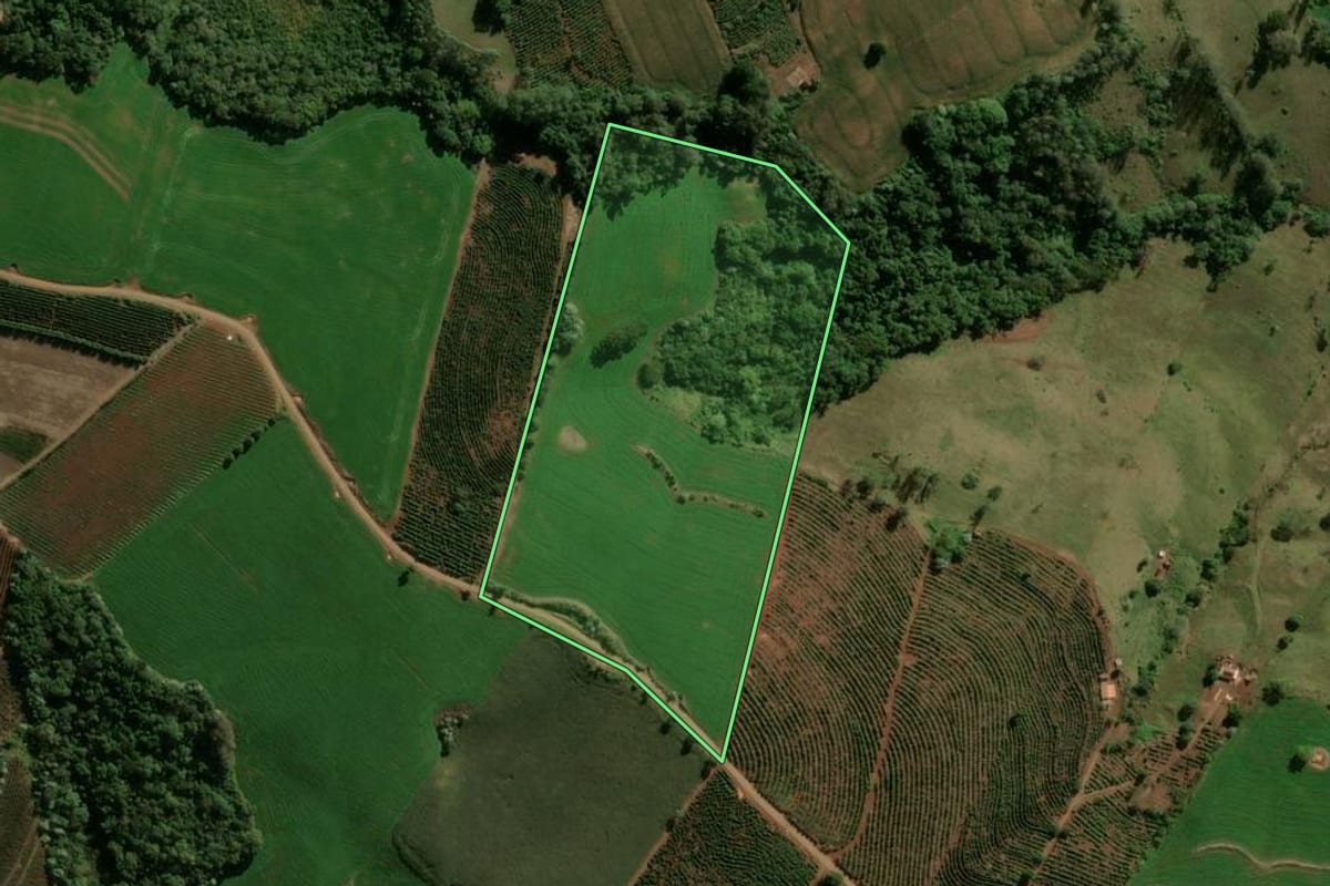 Imagem de satélite do imóvel rural em Ivaiporã (PR), com o contorno declarado no CAR desenhado por cima.