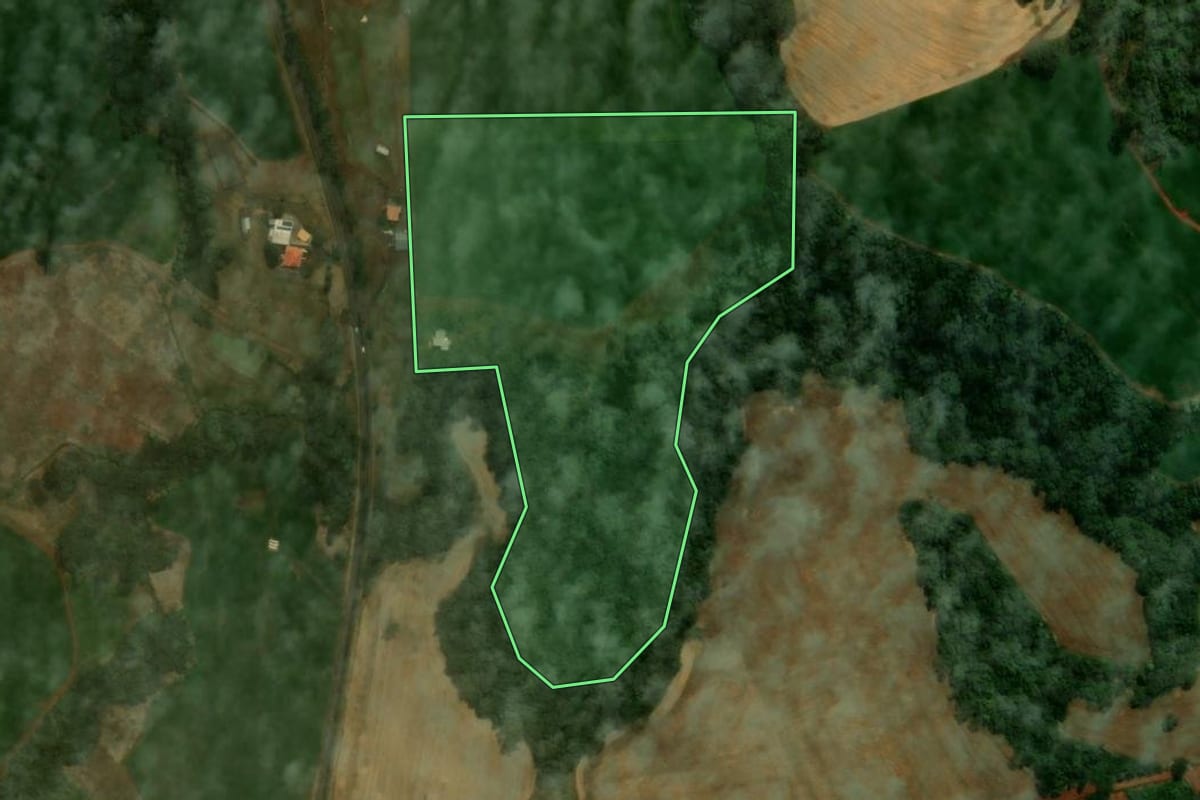 Imagem de satélite do imóvel rural em Ivaiporã (PR), com o contorno declarado no CAR desenhado por cima.