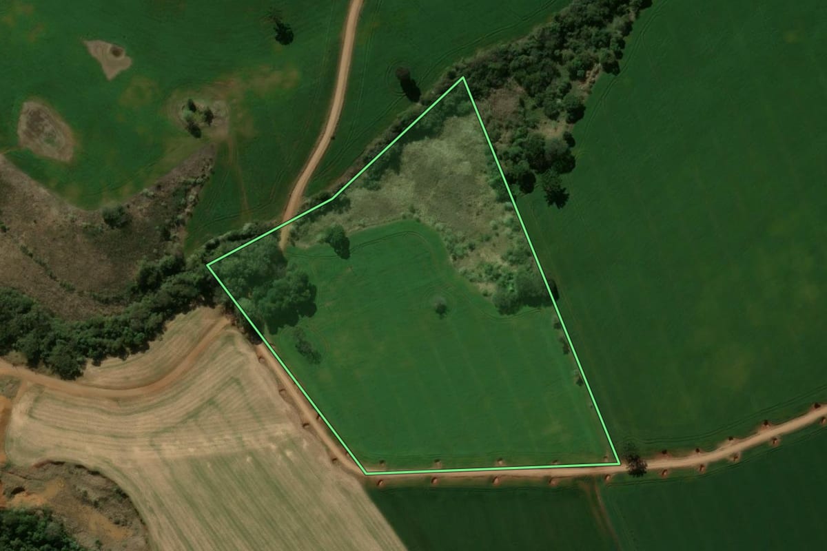 Imagem de satélite do imóvel rural em Ivaiporã (PR), com o contorno declarado no CAR desenhado por cima.