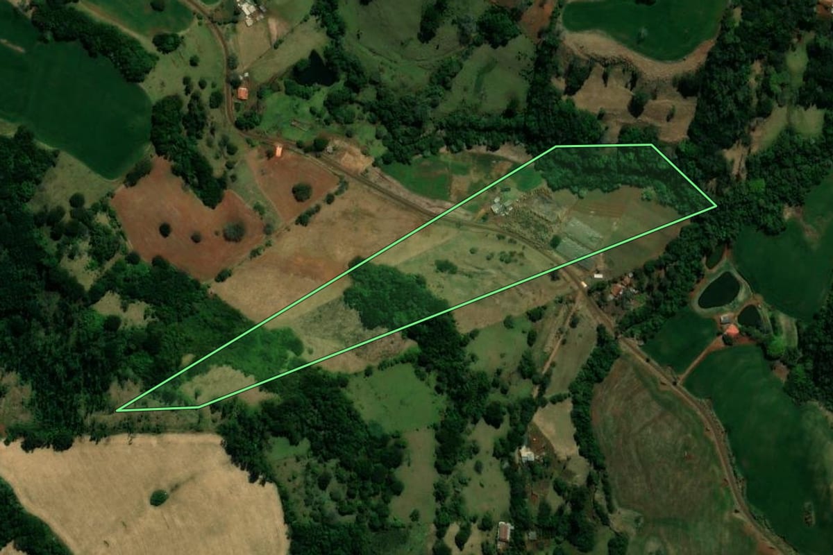 Imagem de satélite do imóvel rural em Ivaiporã (PR), com o contorno declarado no CAR desenhado por cima.