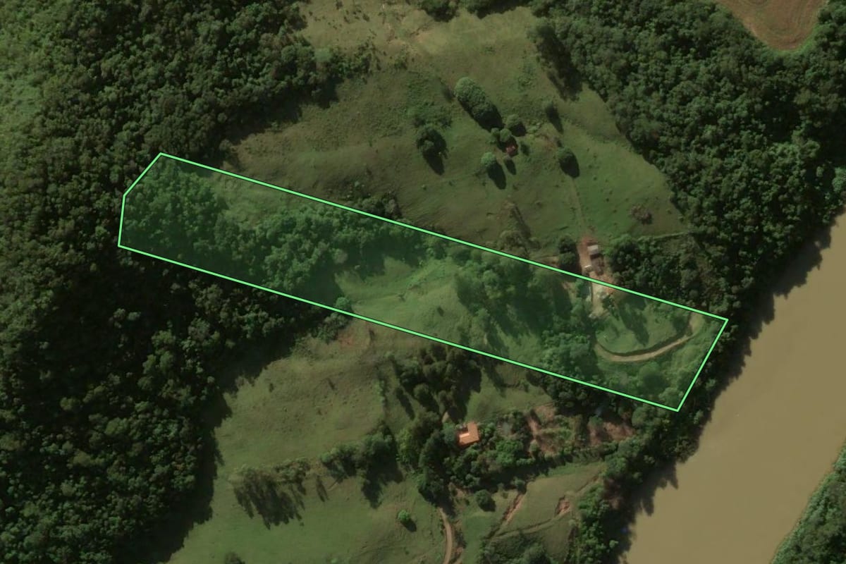 Imagem de satélite do imóvel rural em Ivaiporã (PR), com o contorno declarado no CAR desenhado por cima.