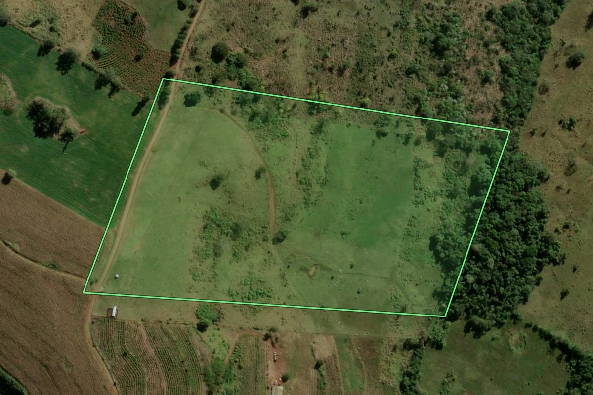 Imagem de satélite do imóvel rural em Ivaiporã (PR), com o contorno declarado no CAR desenhado por cima.