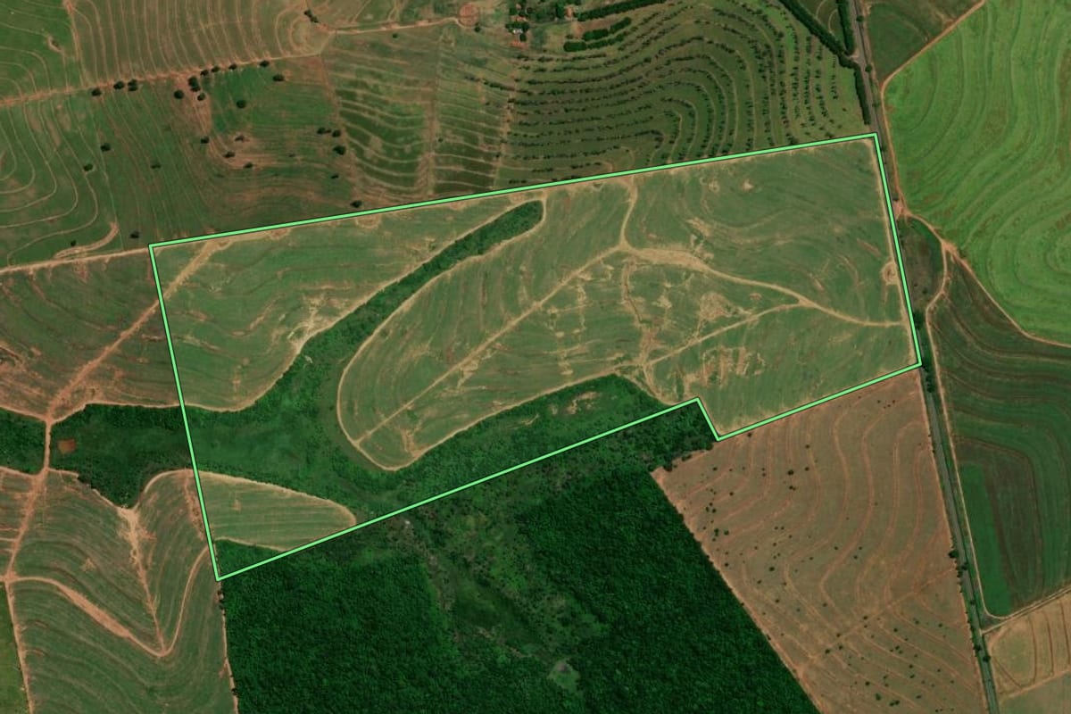 Imagem de satélite do imóvel rural em Ivaté (PR), com o contorno declarado no CAR desenhado por cima.