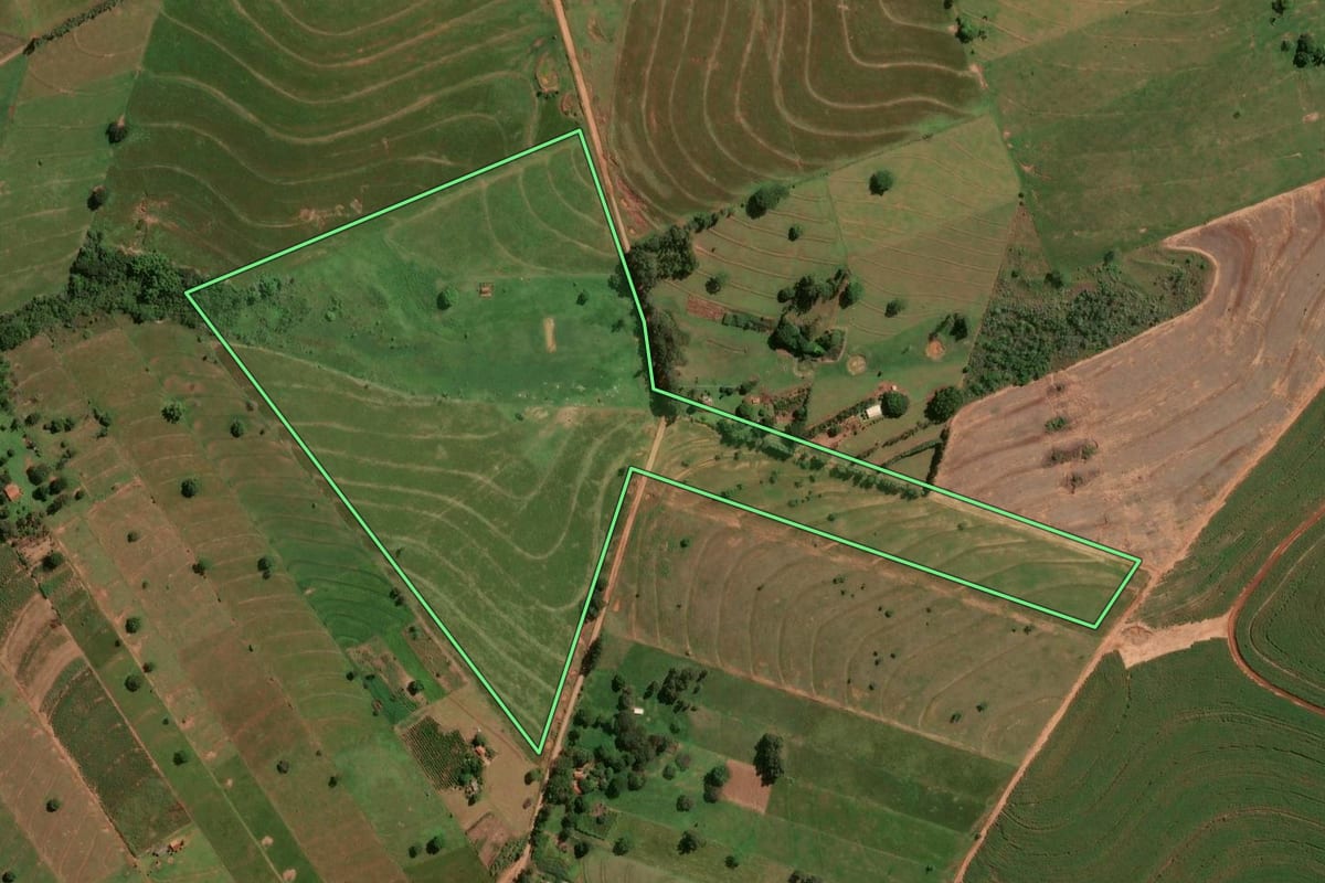 Imagem de satélite do imóvel rural em Ivaté (PR), com o contorno declarado no CAR desenhado por cima.