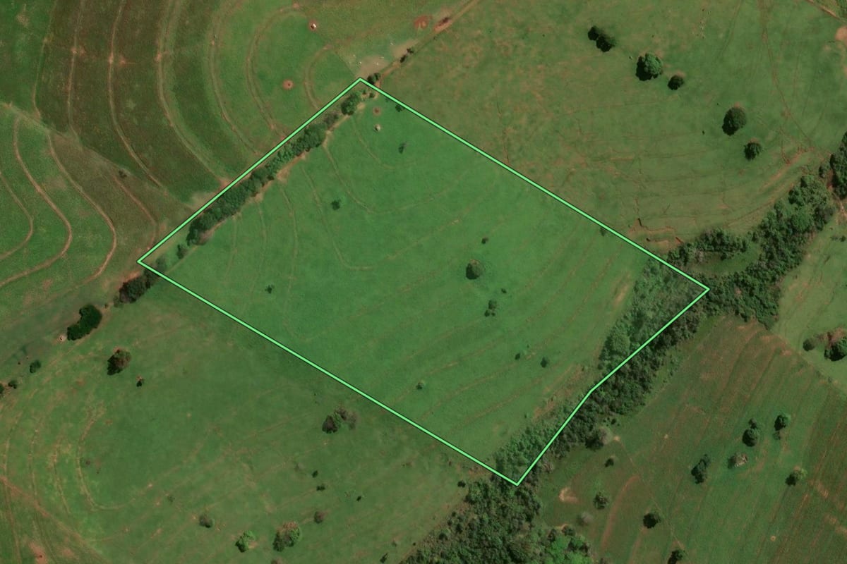 Imagem de satélite do imóvel rural em Ivaté (PR), com o contorno declarado no CAR desenhado por cima.