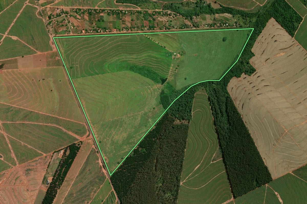 Imagem de satélite do imóvel rural em Ivaté (PR), com o contorno declarado no CAR desenhado por cima.
