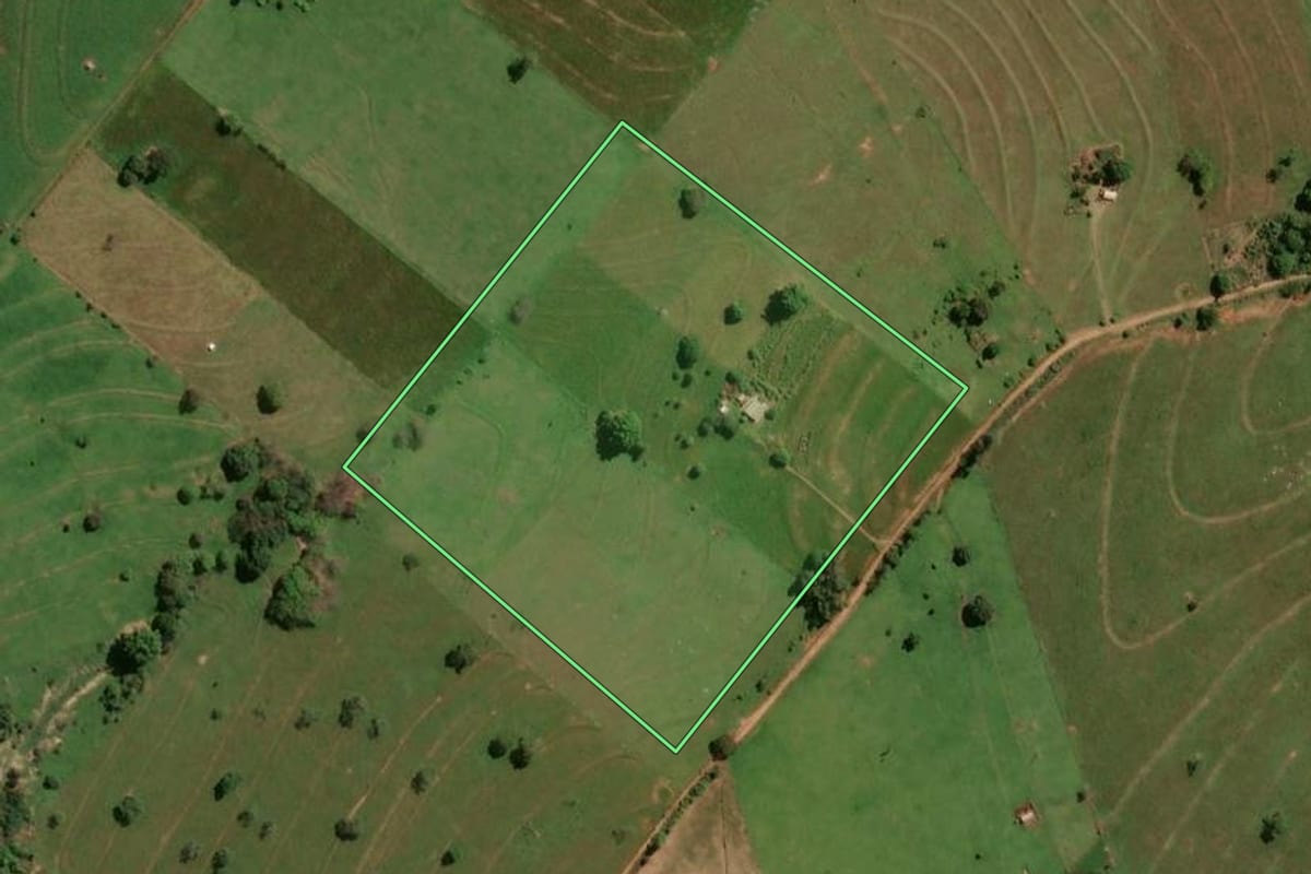 Imagem de satélite do imóvel rural em Ivaté (PR), com o contorno declarado no CAR desenhado por cima.