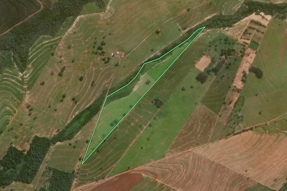 Imagem de satélite do imóvel rural em Ivaté (PR), com o contorno declarado no CAR desenhado por cima.