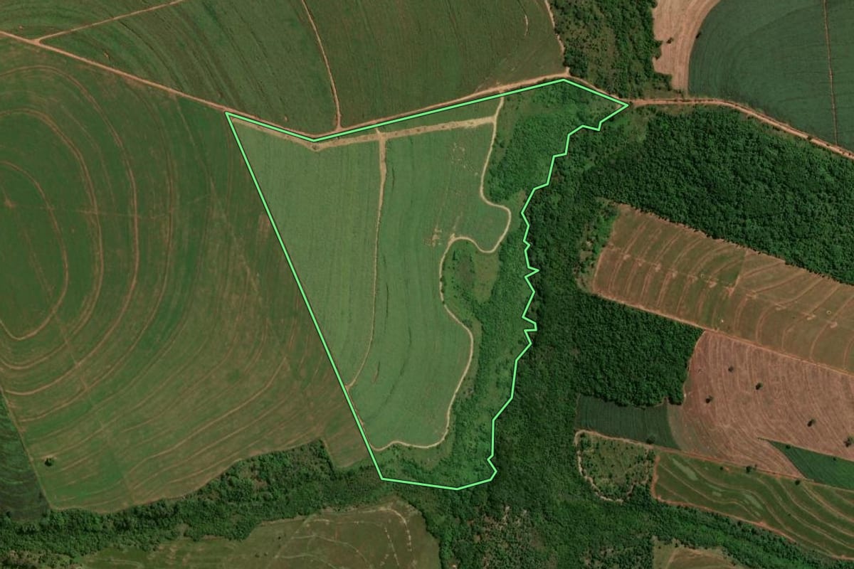 Imagem de satélite do imóvel rural em Ivaté (PR), com o contorno declarado no CAR desenhado por cima.