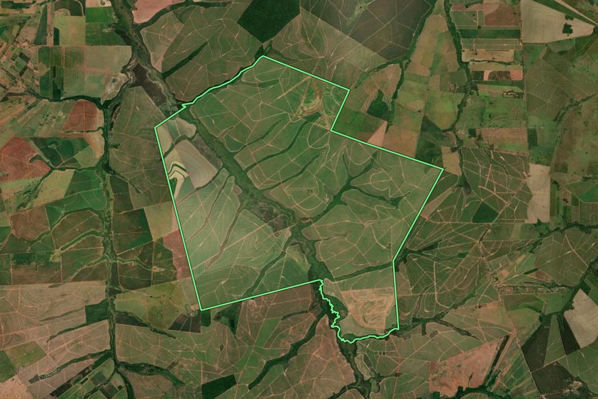 Imagem de satélite do imóvel rural em Ivaté (PR), com o contorno declarado no CAR desenhado por cima.