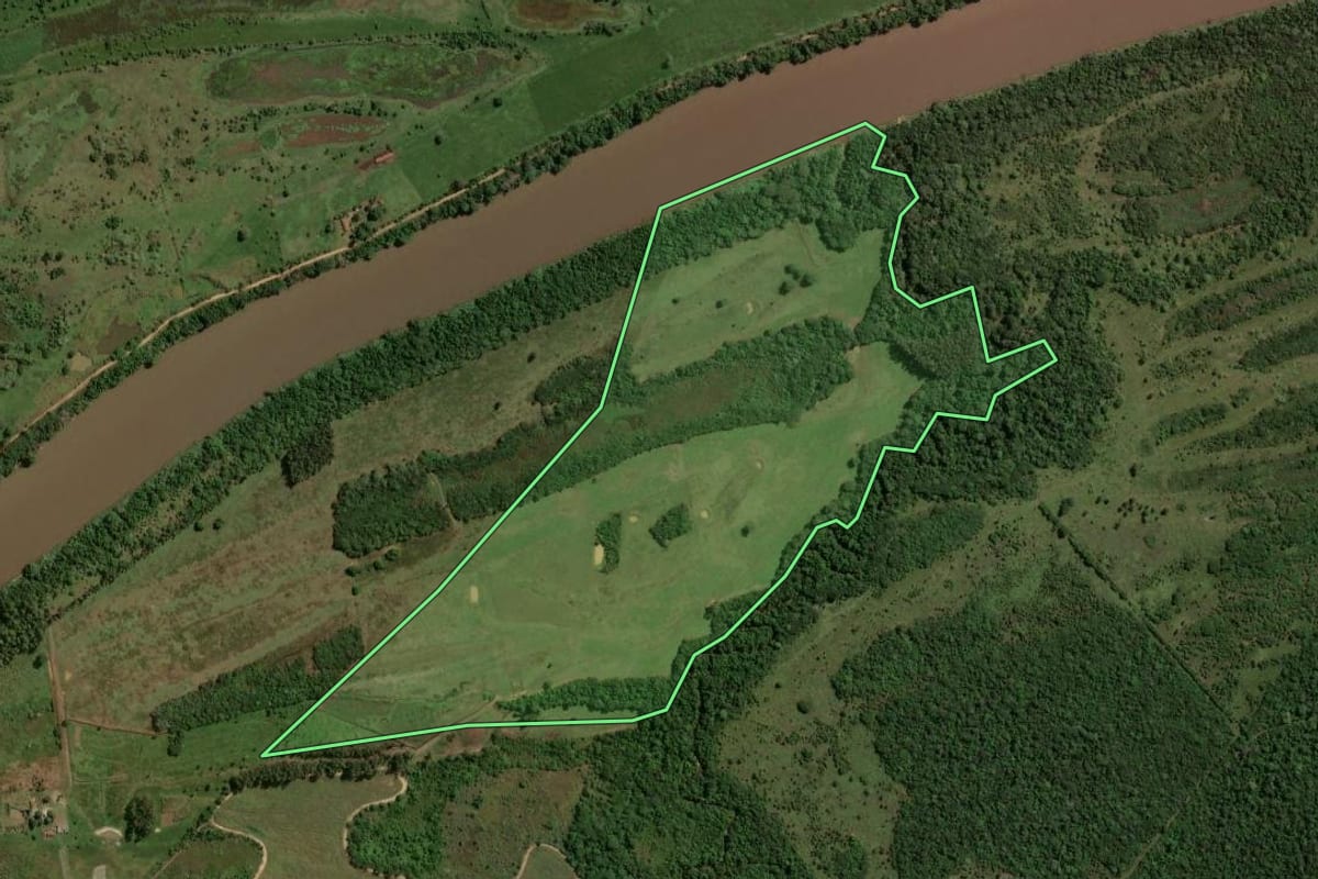 Imagem de satélite do imóvel rural em Ivaté (PR), com o contorno declarado no CAR desenhado por cima.