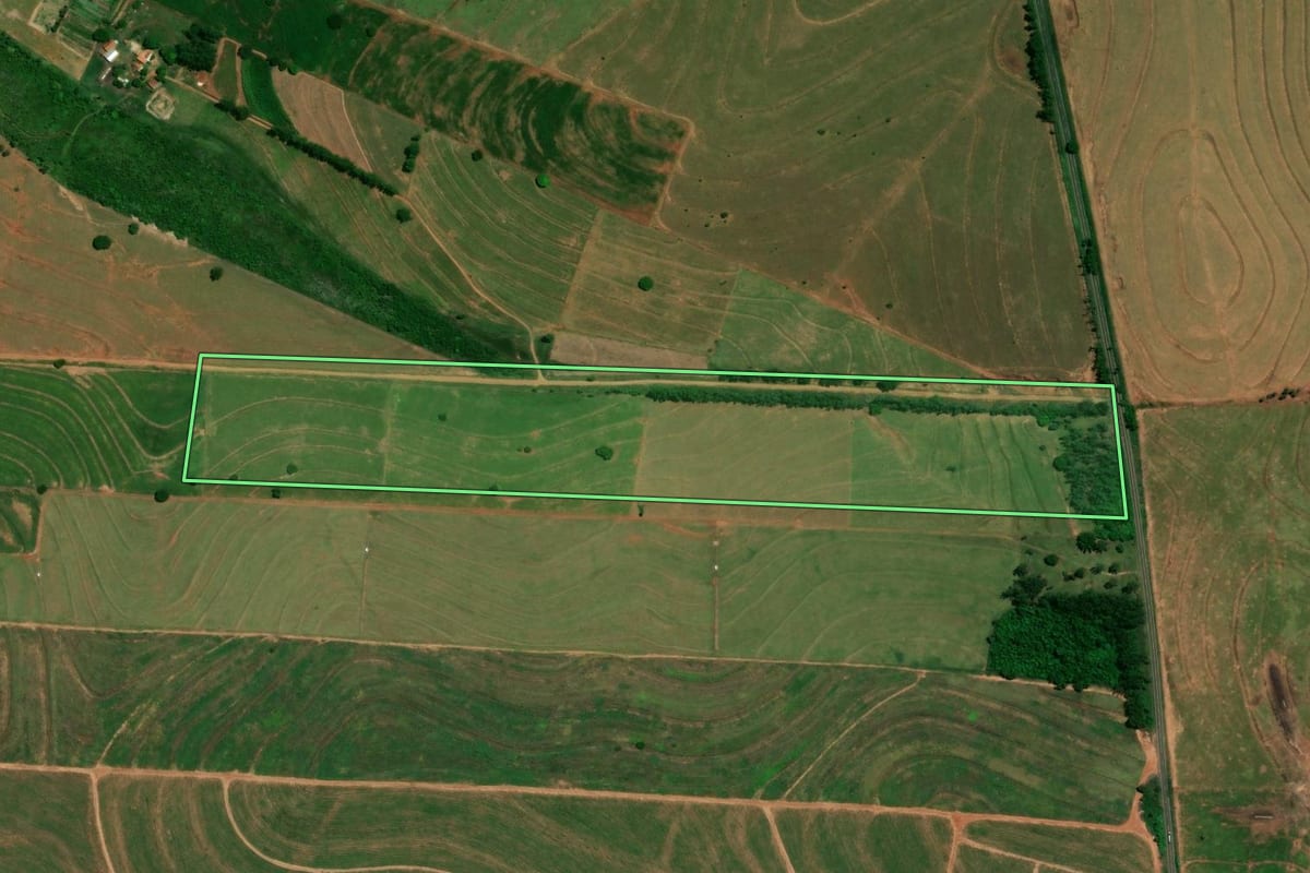 Imagem de satélite do imóvel rural em Umuarama (PR), com o contorno declarado no CAR desenhado por cima.