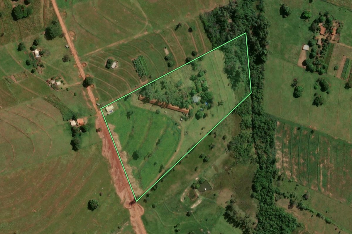 Imagem de satélite do imóvel rural em Ivaté (PR), com o contorno declarado no CAR desenhado por cima.