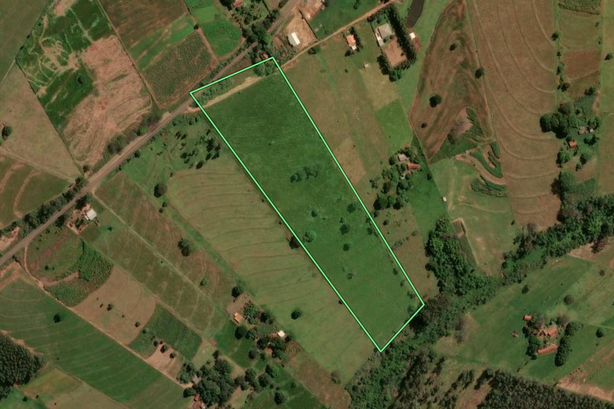 Imagem de satélite do imóvel rural em Ivaté (PR), com o contorno declarado no CAR desenhado por cima.