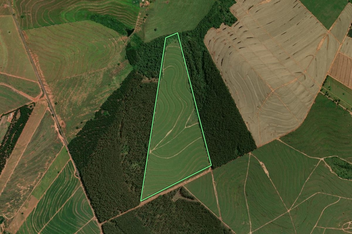 Imagem de satélite do imóvel rural em Ivaté (PR), com o contorno declarado no CAR desenhado por cima.