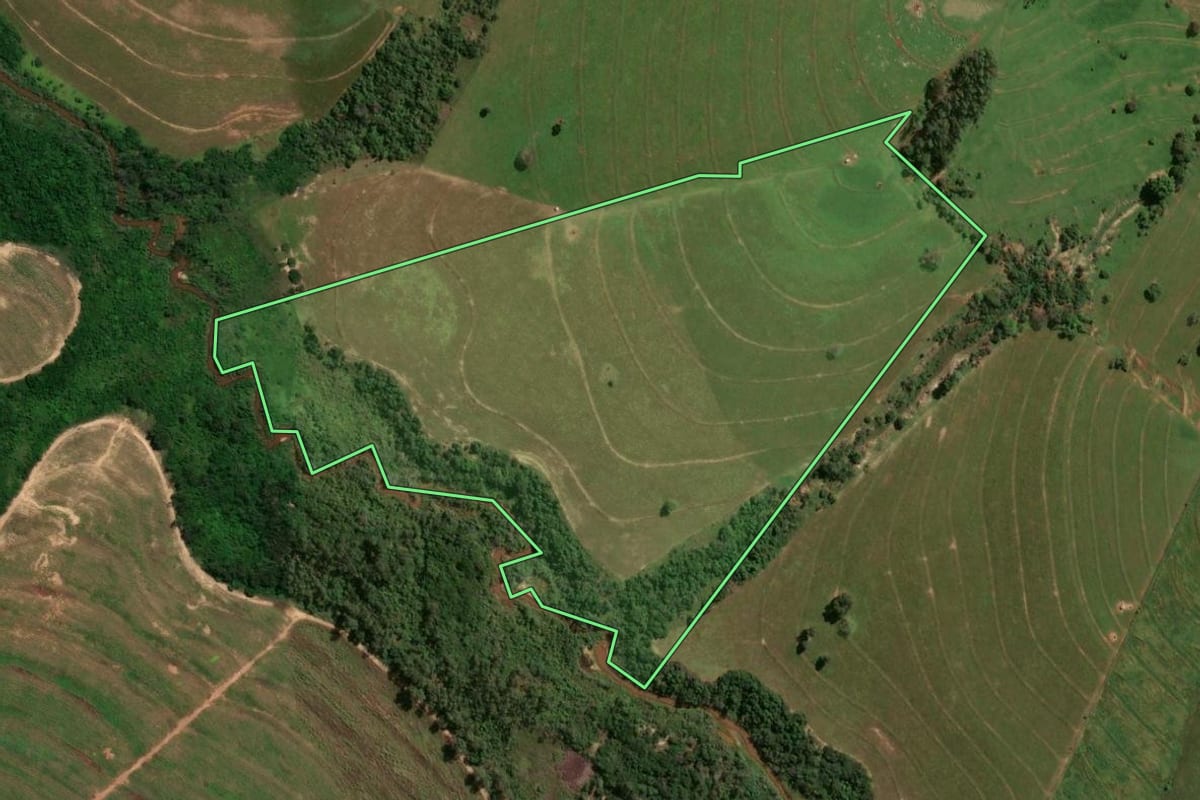 Imagem de satélite do imóvel rural em Ivaté (PR), com o contorno declarado no CAR desenhado por cima.