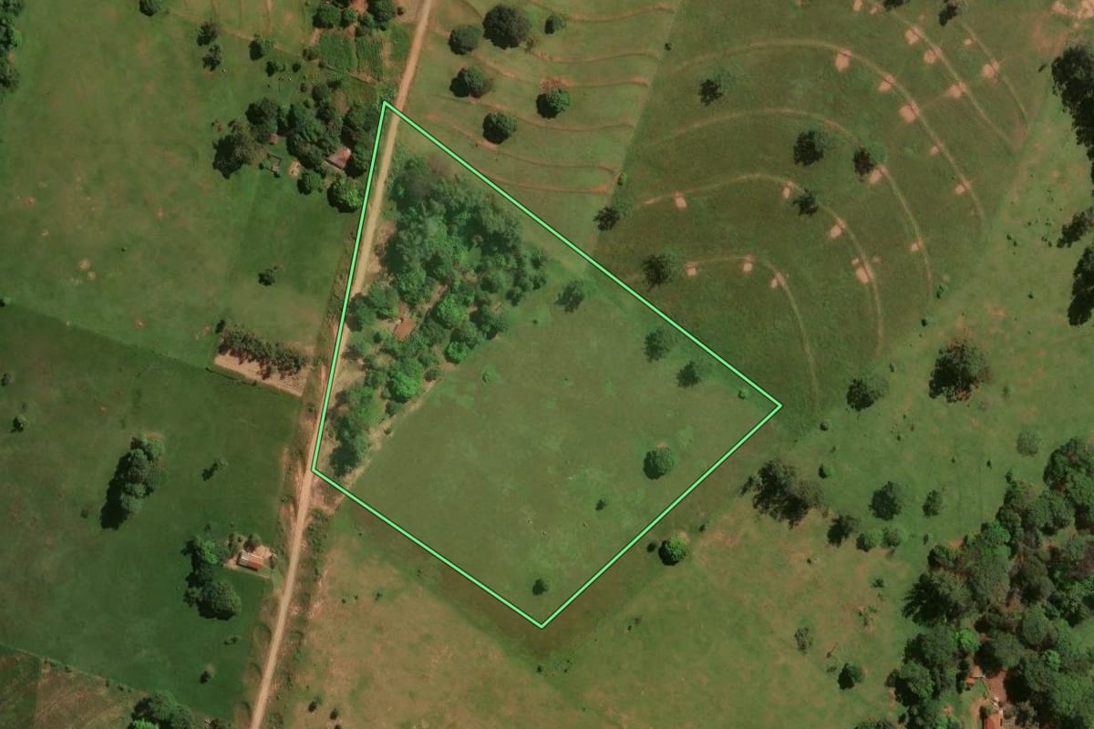 Imagem de satélite do imóvel rural em Ivaté (PR), com o contorno declarado no CAR desenhado por cima.