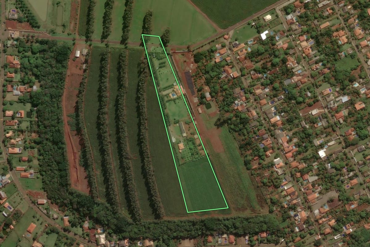 Imagem de satélite do imóvel rural em Ivatuba (PR), com o contorno declarado no CAR desenhado por cima.