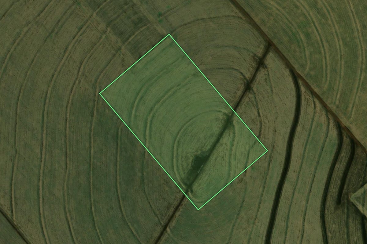 Imagem de satélite do imóvel rural em Ivatuba (PR), com o contorno declarado no CAR desenhado por cima.