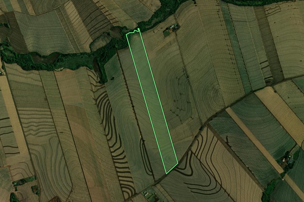 Imagem de satélite do imóvel rural em Ivatuba (PR), com o contorno declarado no CAR desenhado por cima.