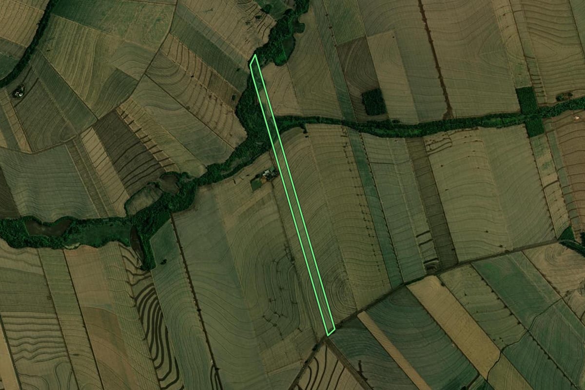 Imagem de satélite do imóvel rural em Ivatuba (PR), com o contorno declarado no CAR desenhado por cima.
