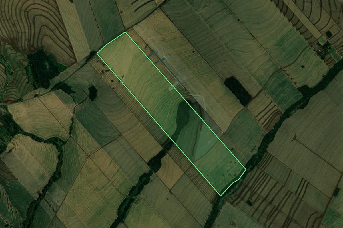 Imagem de satélite do imóvel rural em Ivatuba (PR), com o contorno declarado no CAR desenhado por cima.