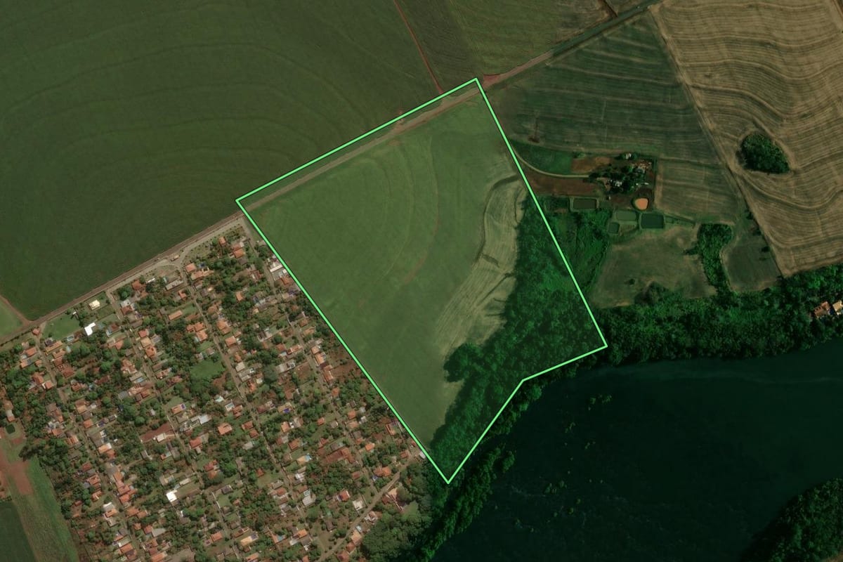 Imagem de satélite do imóvel rural em Ivatuba (PR), com o contorno declarado no CAR desenhado por cima.