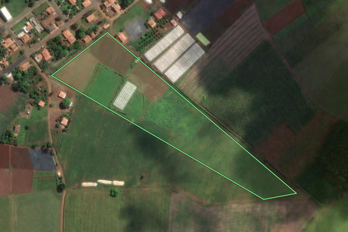 Imagem de satélite do imóvel rural em Jaboti (PR), com o contorno declarado no CAR desenhado por cima.
