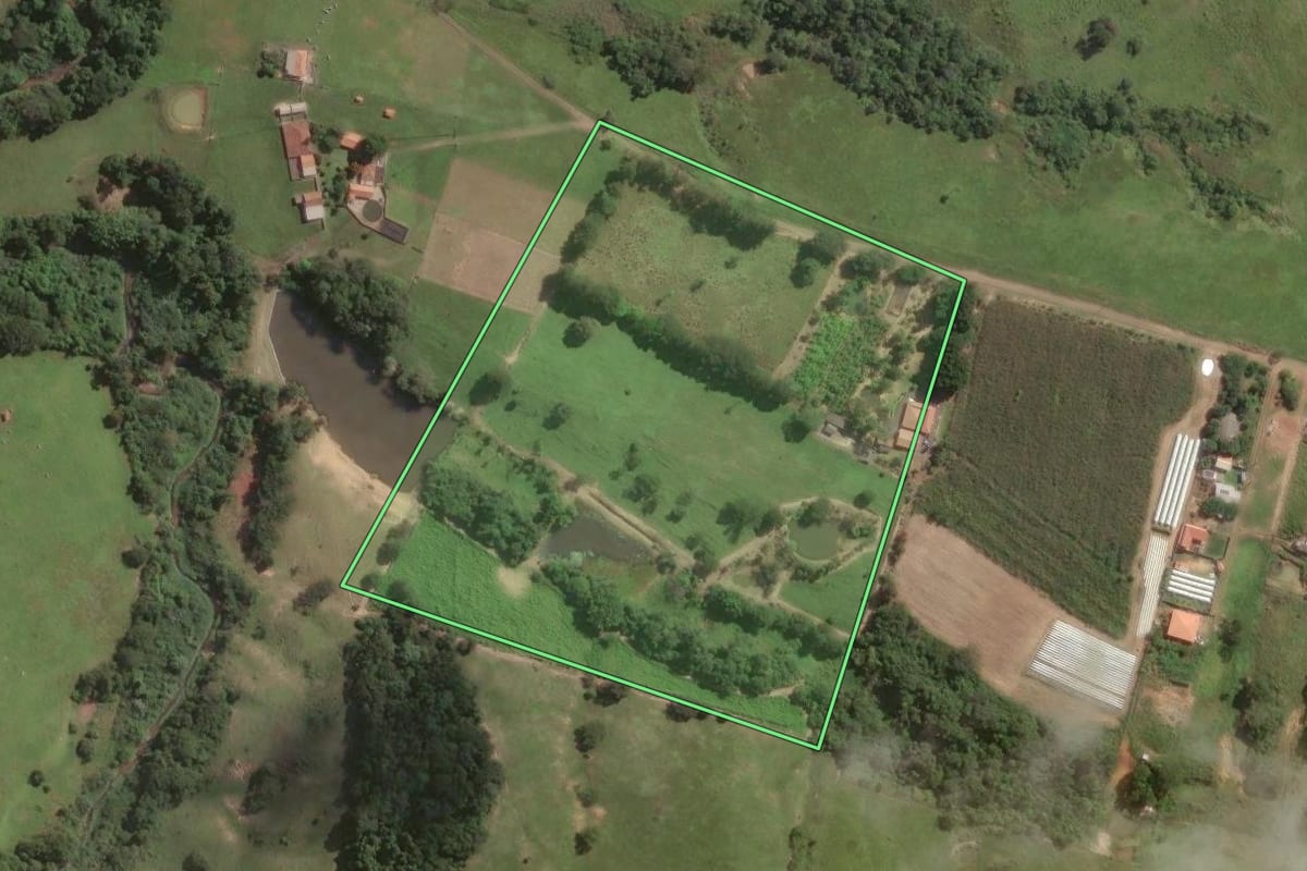 Imagem de satélite do imóvel rural em Jaboti (PR), com o contorno declarado no CAR desenhado por cima.