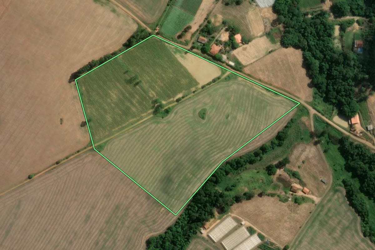 Imagem de satélite do imóvel rural em Jaboti (PR), com o contorno declarado no CAR desenhado por cima.