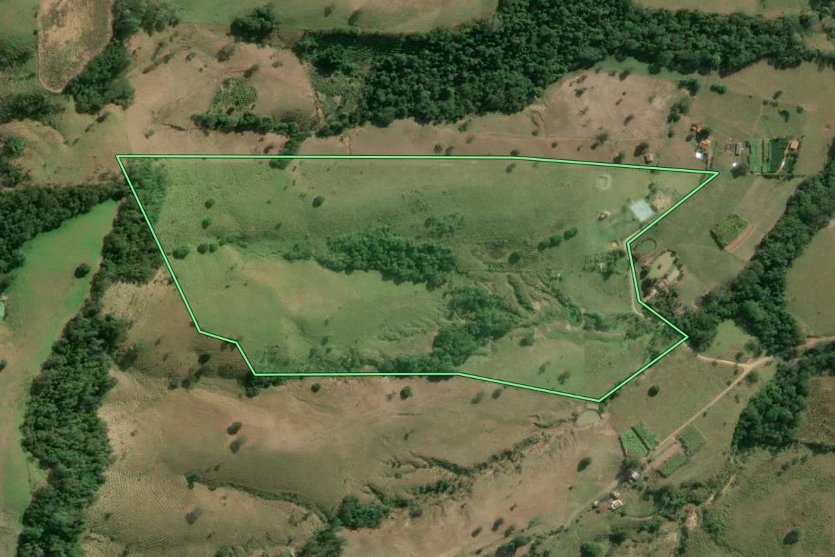 Imagem de satélite do imóvel rural em Jaboti (PR), com o contorno declarado no CAR desenhado por cima.