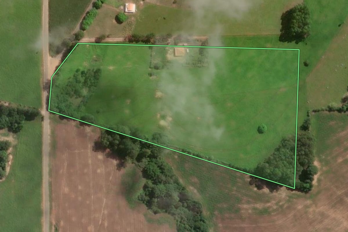 Imagem de satélite do imóvel rural em Jaboti (PR), com o contorno declarado no CAR desenhado por cima.