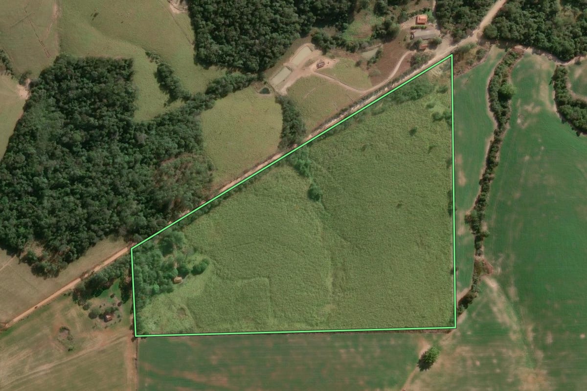 Imagem de satélite do imóvel rural em Jaboti (PR), com o contorno declarado no CAR desenhado por cima.