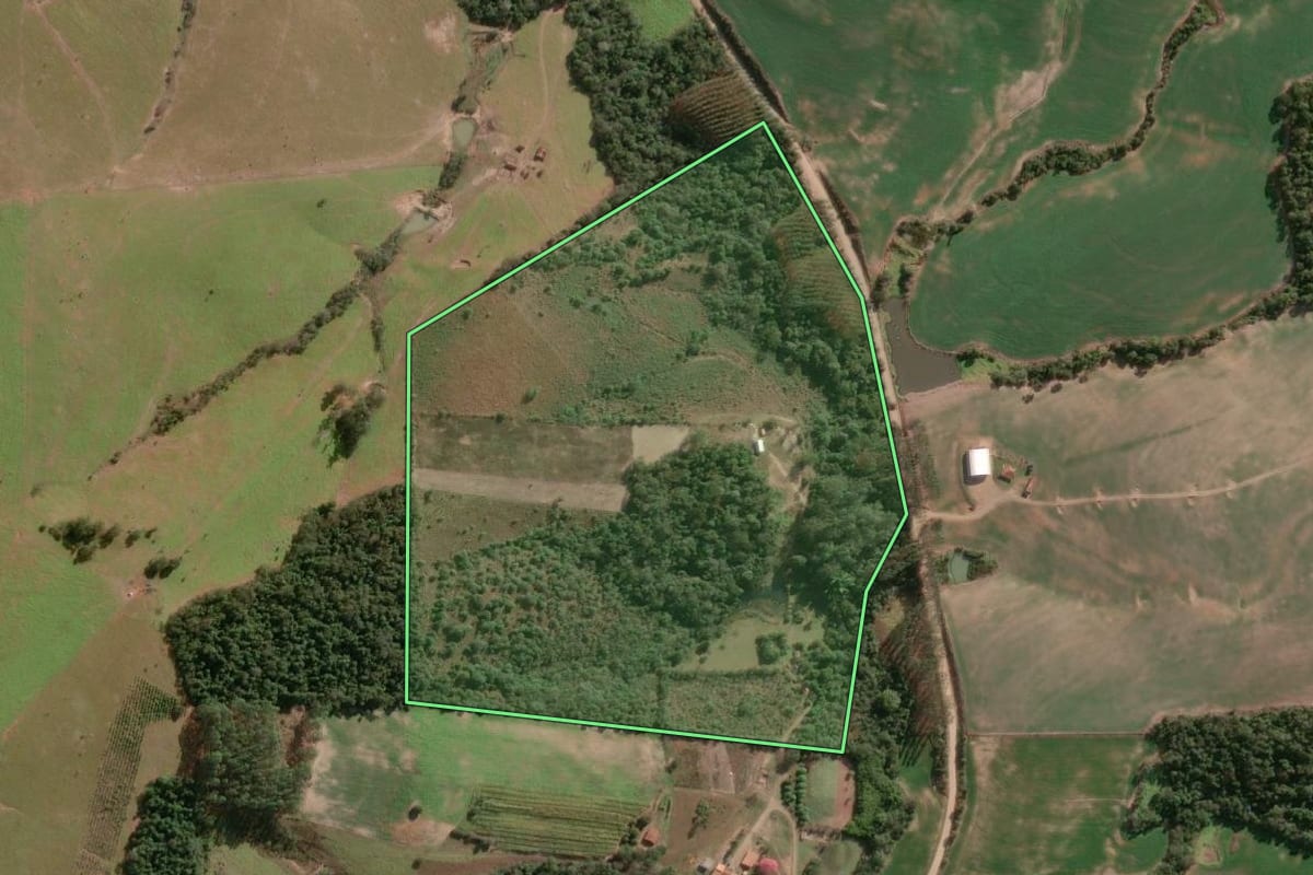 Imagem de satélite do imóvel rural em Jaboti (PR), com o contorno declarado no CAR desenhado por cima.