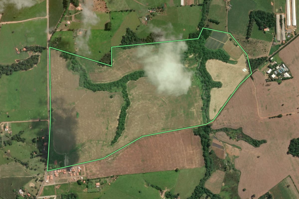 Imagem de satélite do imóvel rural em Jaboti (PR), com o contorno declarado no CAR desenhado por cima.