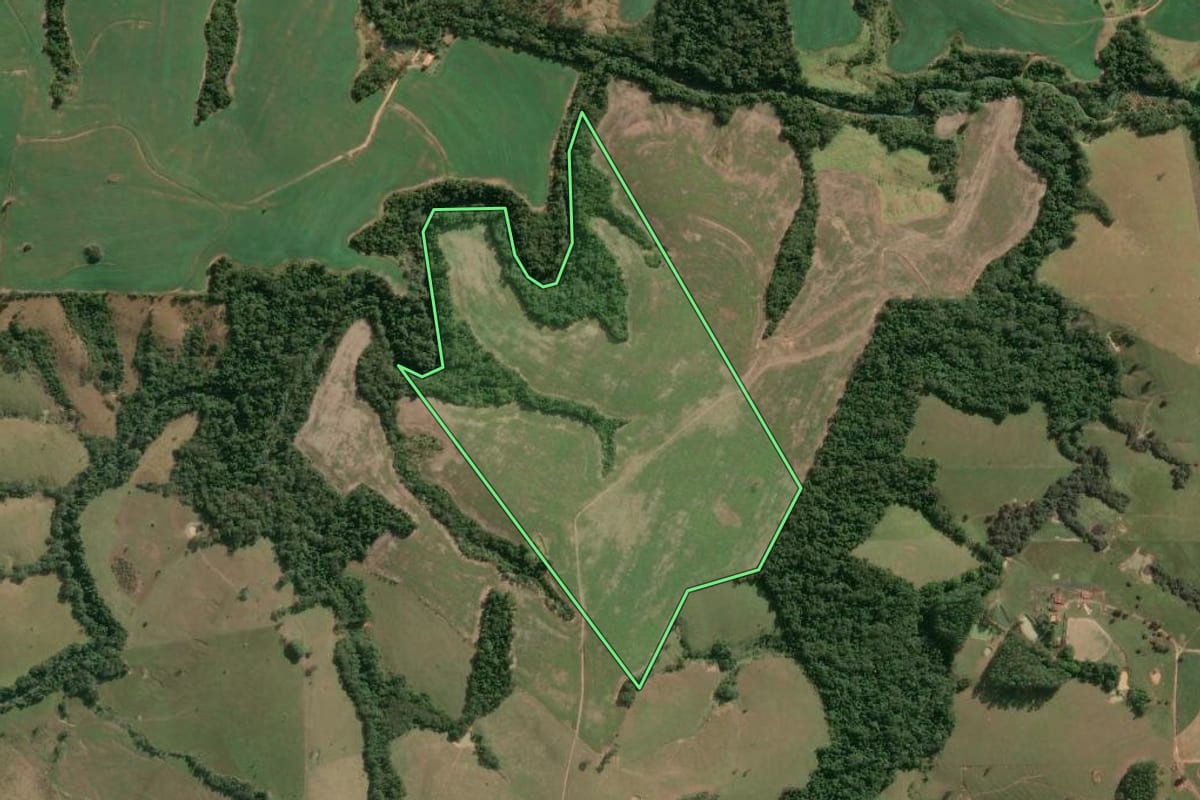 Imagem de satélite do imóvel rural em Jaboti (PR), com o contorno declarado no CAR desenhado por cima.