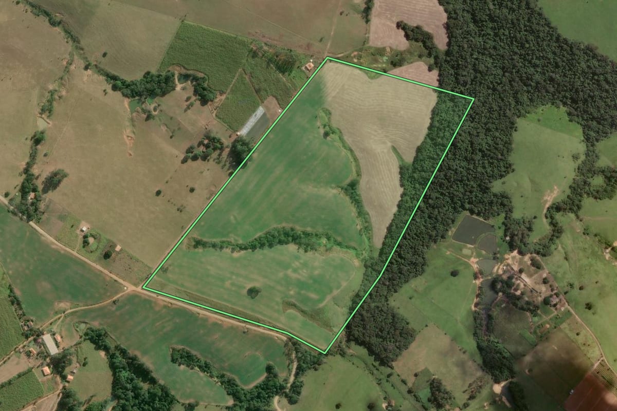 Imagem de satélite do imóvel rural em Jaboti (PR), com o contorno declarado no CAR desenhado por cima.
