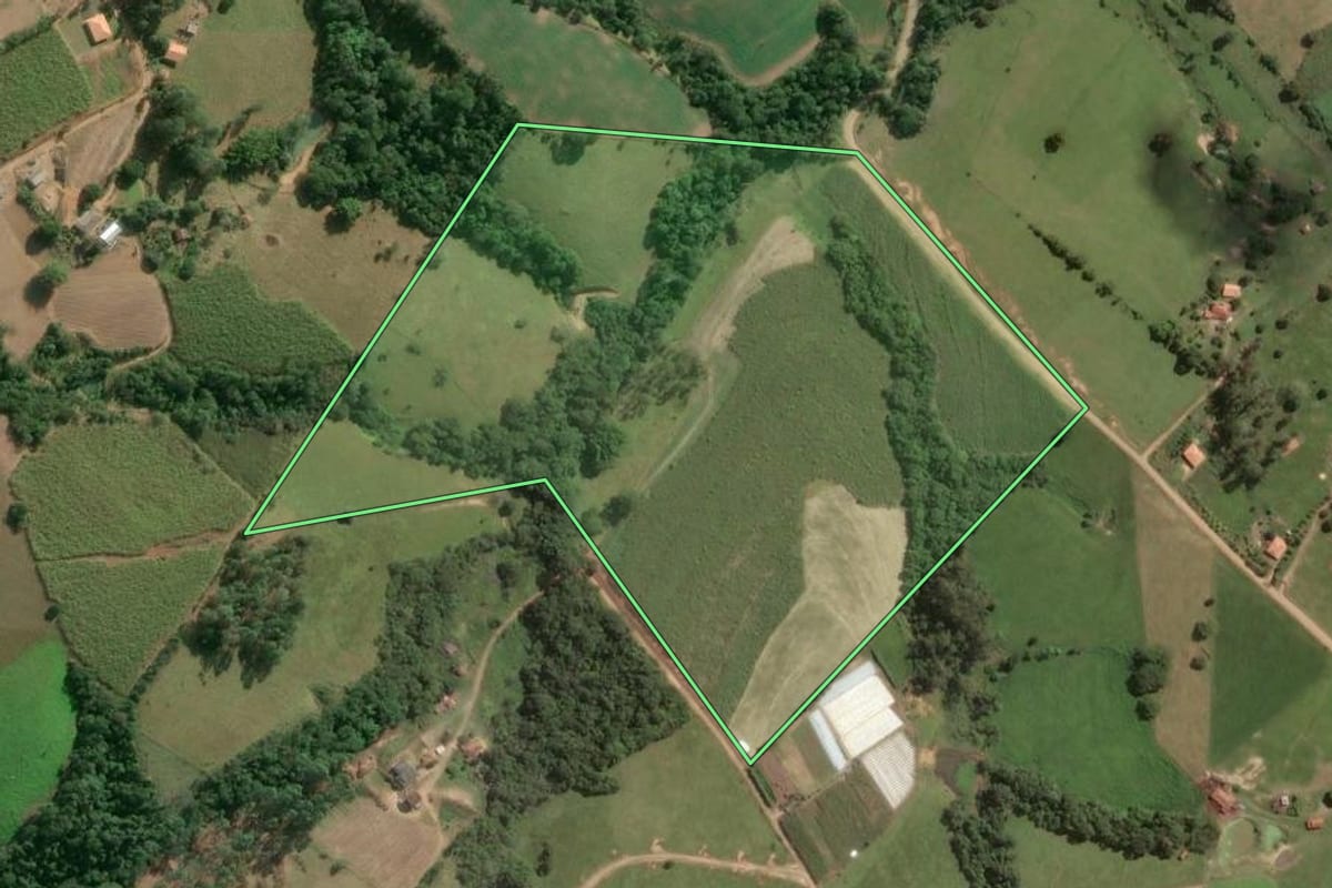 Imagem de satélite do imóvel rural em Jaboti (PR), com o contorno declarado no CAR desenhado por cima.