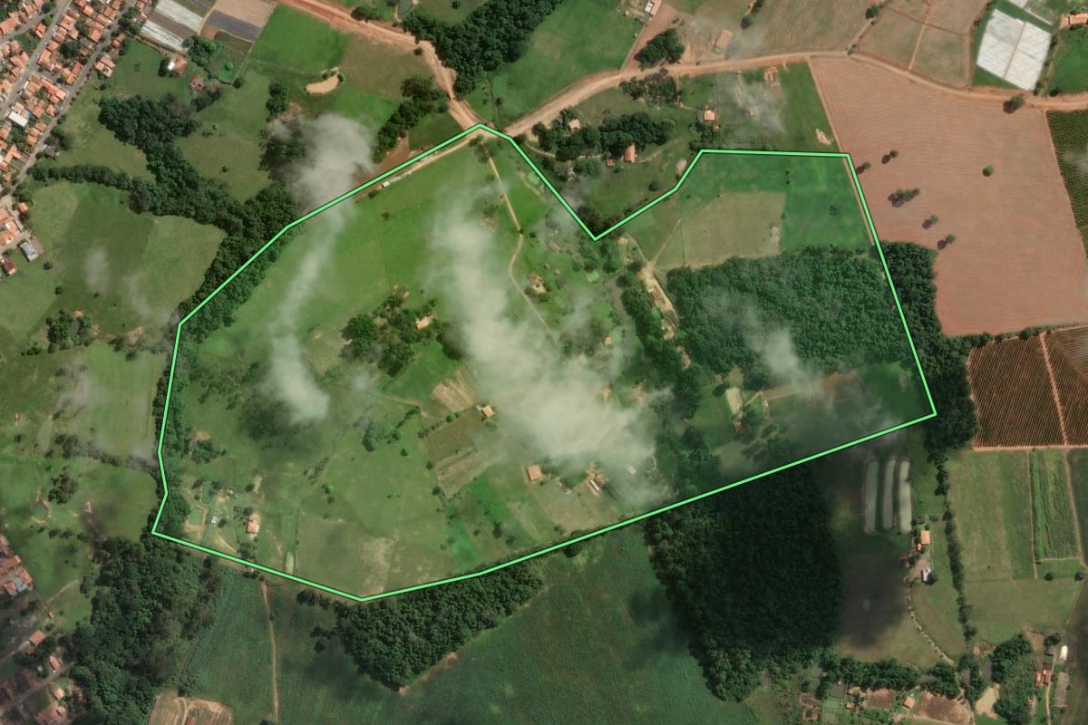 Imagem de satélite do imóvel rural em Jaboti (PR), com o contorno declarado no CAR desenhado por cima.